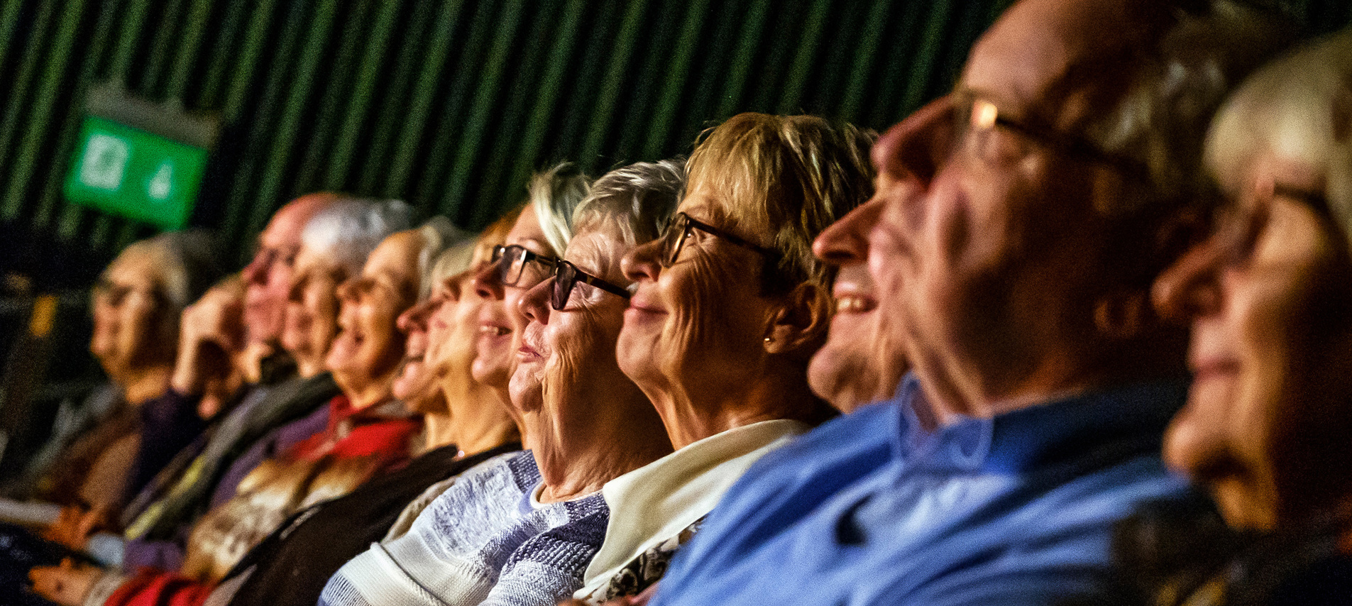 Underhållen publik på teaterföreställning med Teater Västernorrland