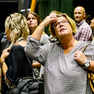 Besökare på rundvandring backstage innan föreställning på Teater Västernorrland i Sundsvall